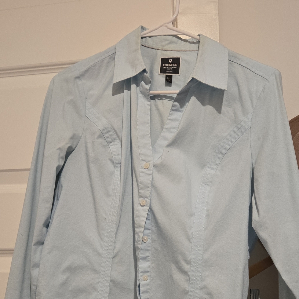 EXPRESS The Essential Shirt Light Blue Button-Up Shirt medium 🔵 Great For Work